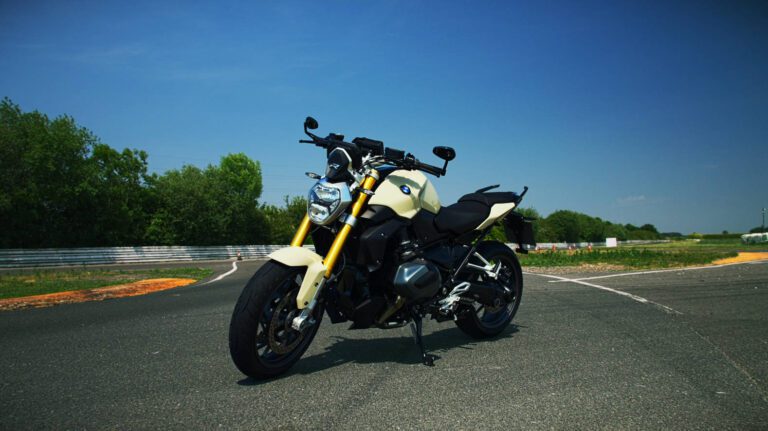BMW R R1250_Automotive videography_V4 – Lumira Studio BMW R R1250_Automotive videography_motocycle stationary on track – Lumira Studio