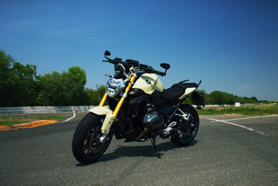 BMW R R1250_Automotive videography_motocycle stationary on track